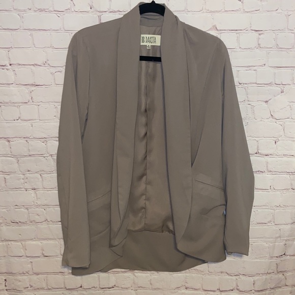 BB Dakota Jackets & Blazers - BB DAKOTA Light weight blazer size 6